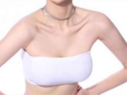 穿内衣皮肤痒_美女只穿内衣